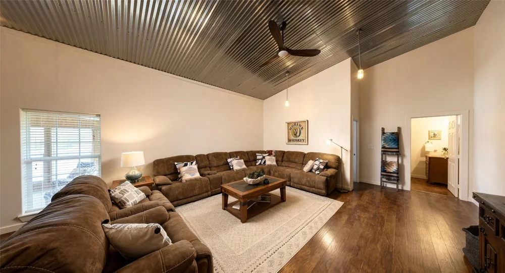 6417 County Road 240 Waelder, TX 78959