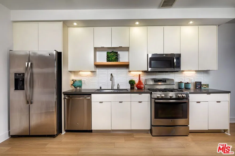 710 El Centro Avenue #123 Los Angeles, CA 90038