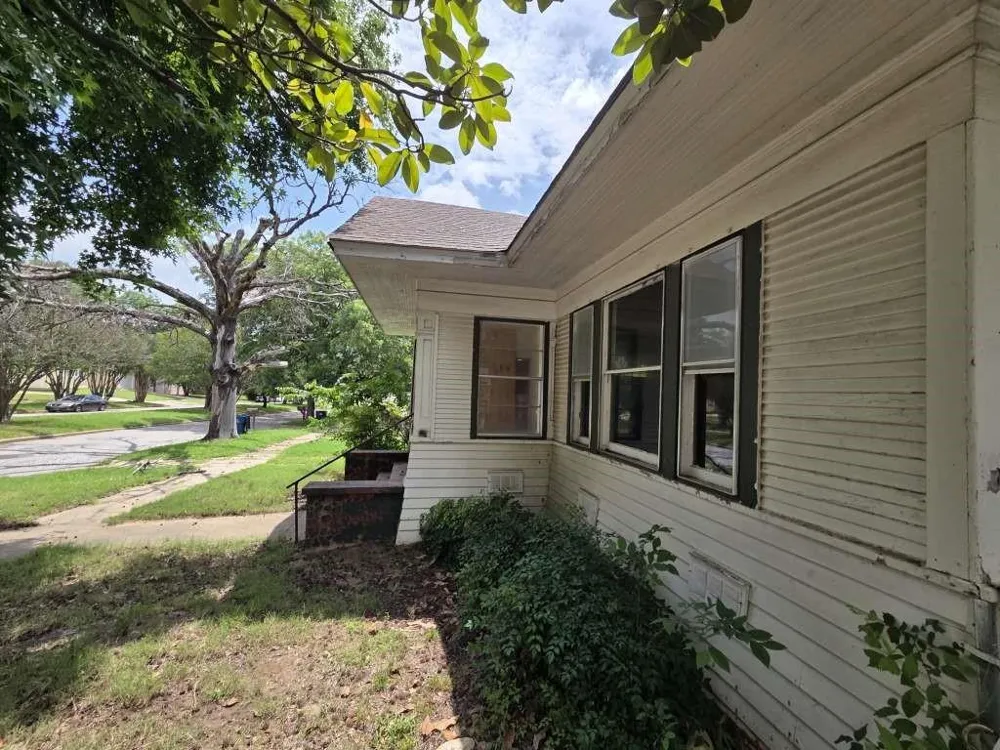1230 W Woodard Street Denison, TX 75020
