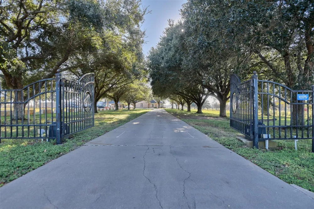 10919 Highway 36 Bellville, TX 77418