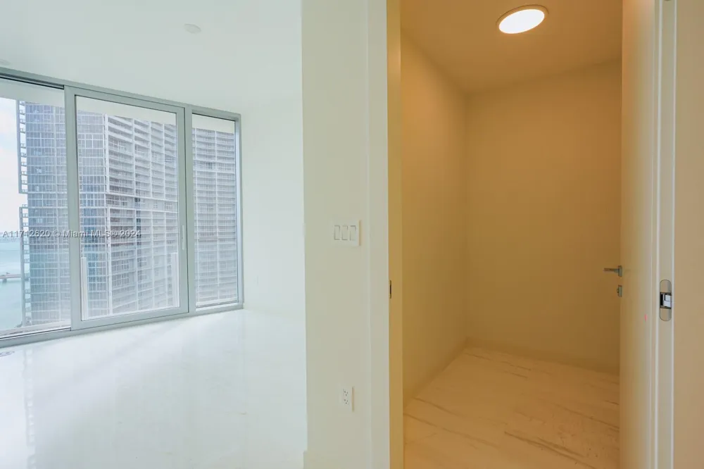 300 Biscayne Boulevard Way #1806 Miami, FL 33131