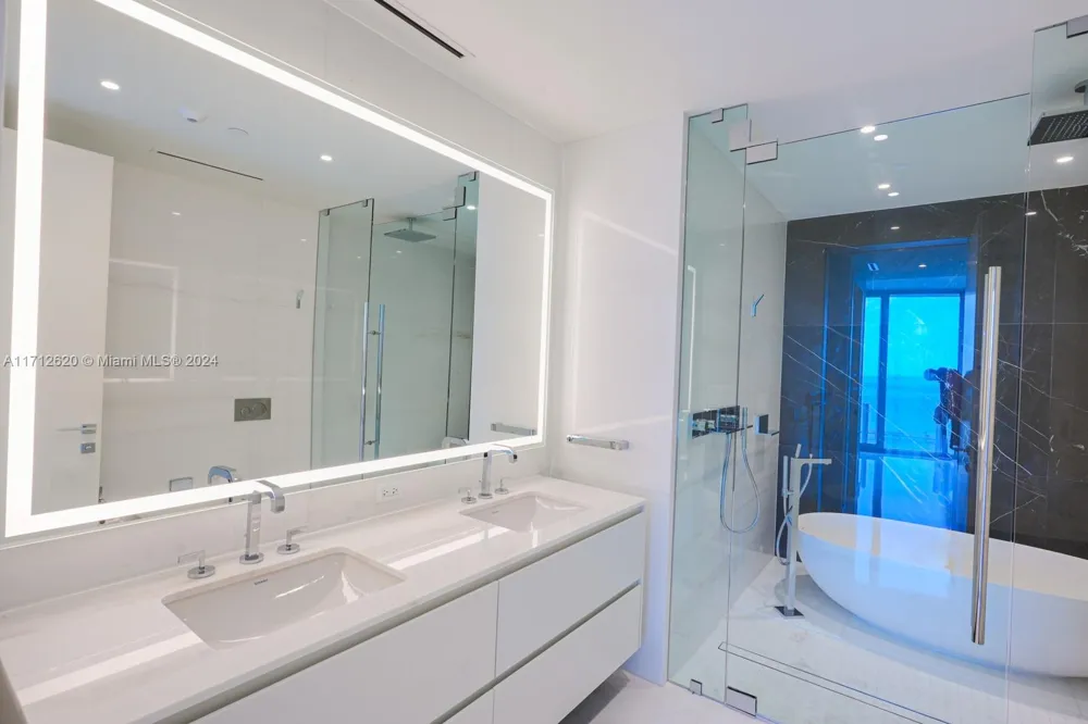 300 Biscayne Boulevard Way #1806 Miami, FL 33131