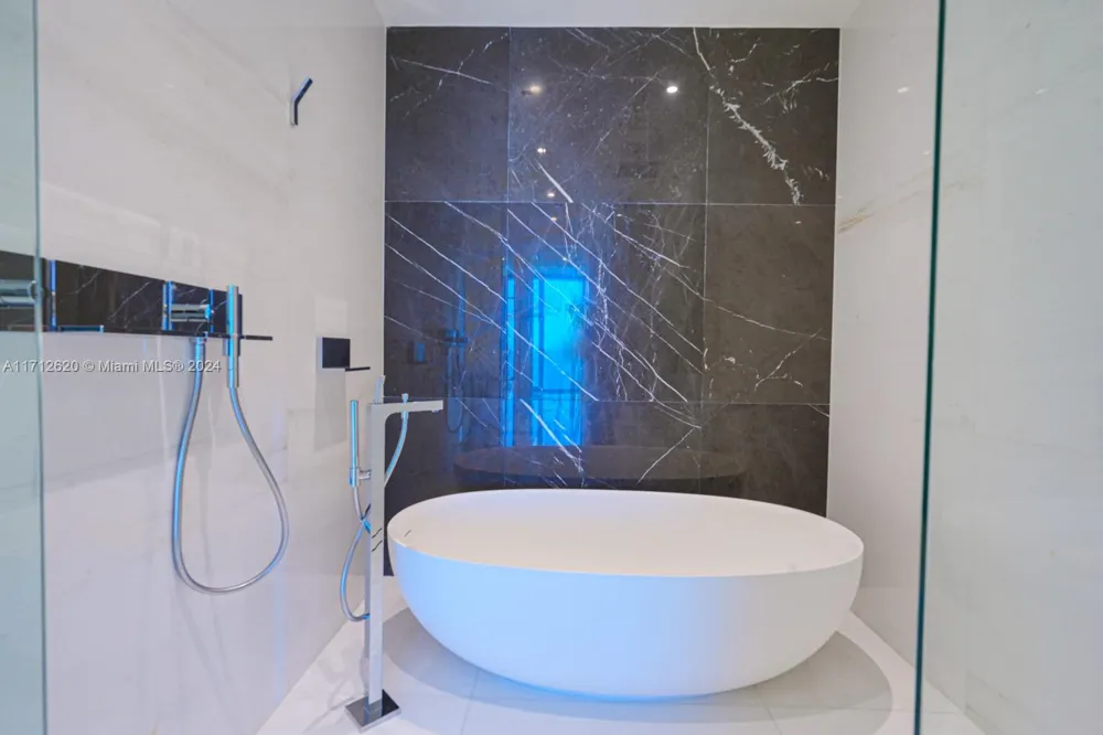 300 Biscayne Boulevard Way #1806 Miami, FL 33131