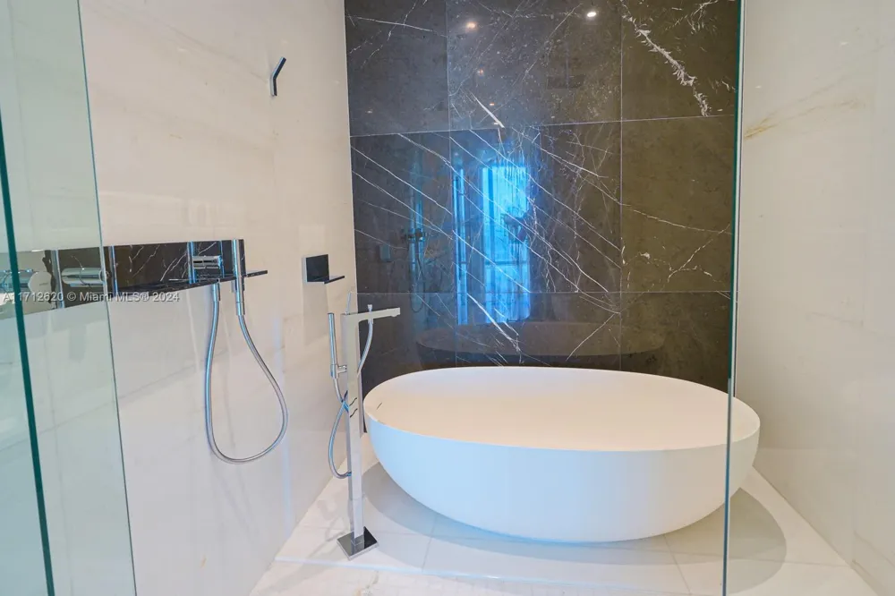 300 Biscayne Boulevard Way #1806 Miami, FL 33131