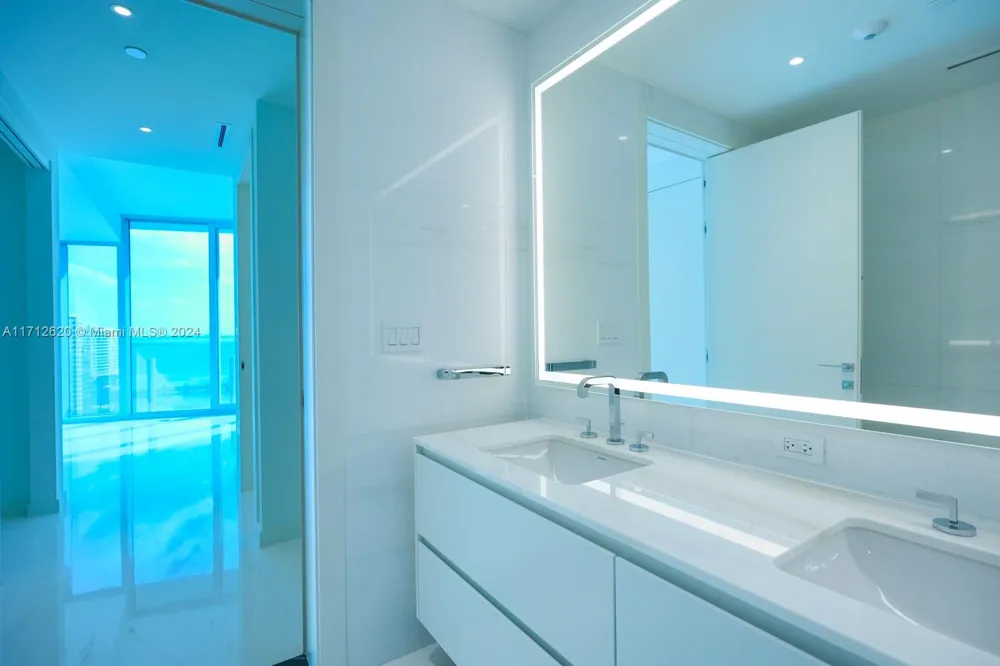 300 Biscayne Boulevard Way #1806 Miami, FL 33131