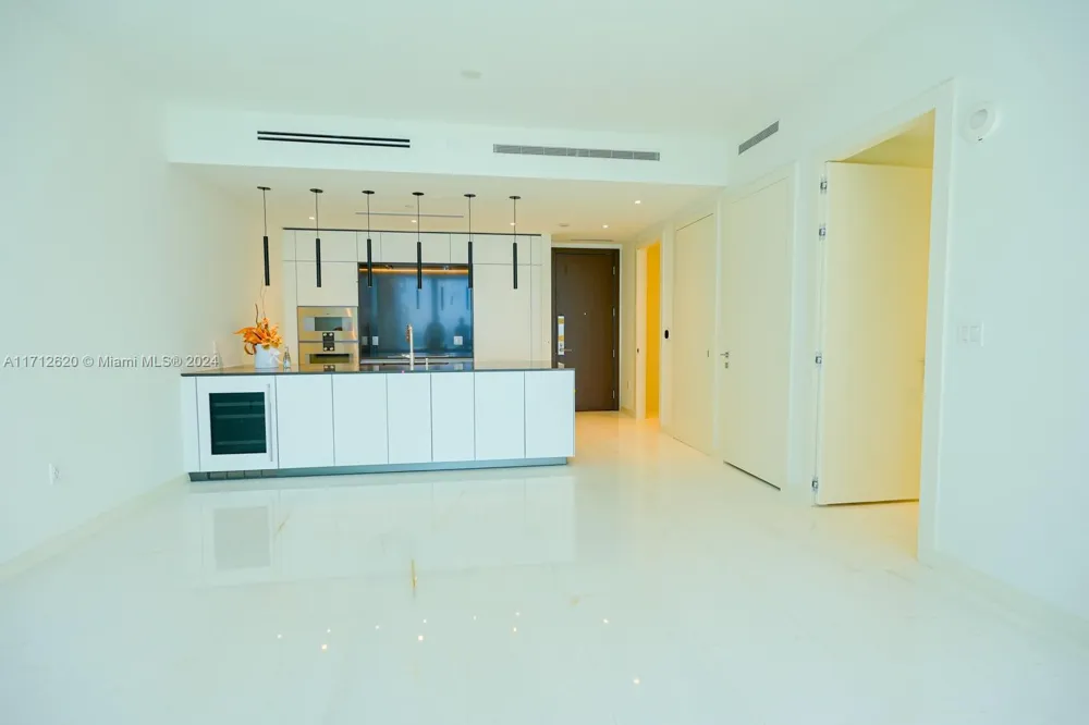 300 Biscayne Boulevard Way #1806 Miami, FL 33131