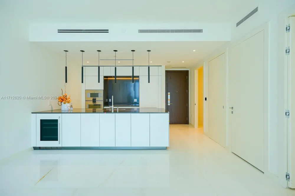 300 Biscayne Boulevard Way #1806 Miami, FL 33131