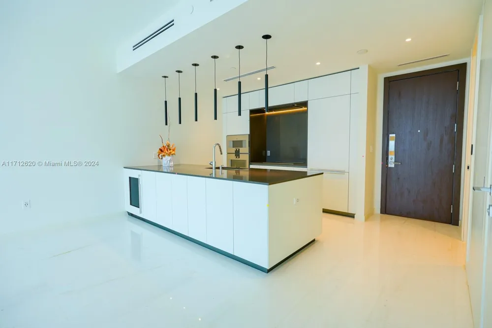 300 Biscayne Boulevard Way #1806 Miami, FL 33131