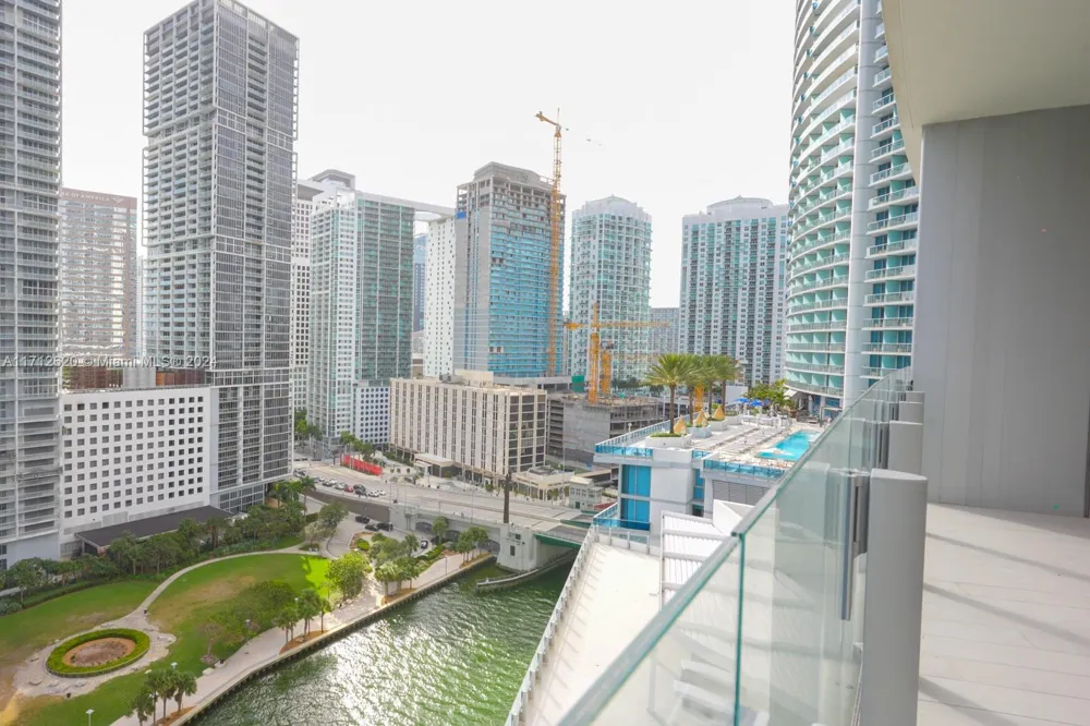 300 Biscayne Boulevard Way #1806 Miami, FL 33131