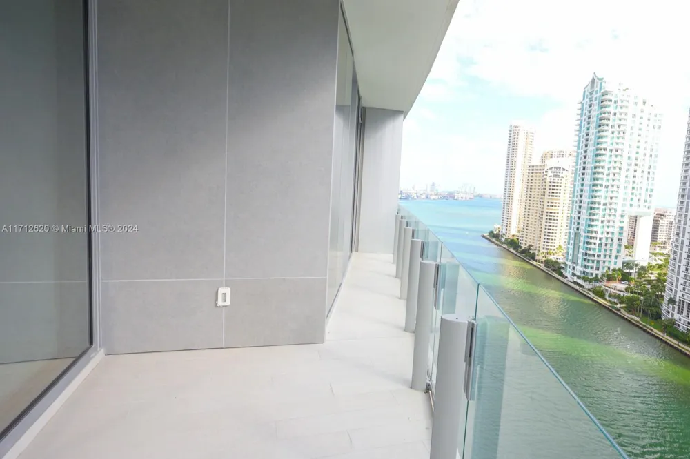 300 Biscayne Boulevard Way #1806 Miami, FL 33131