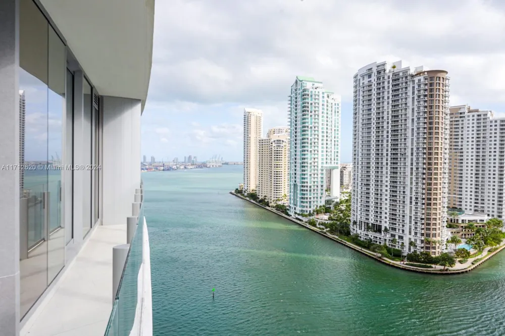 300 Biscayne Boulevard Way #1806 Miami, FL 33131