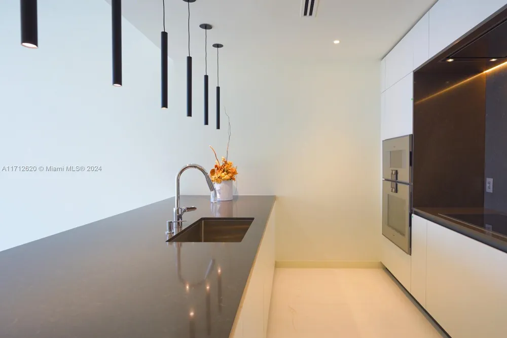 300 Biscayne Boulevard Way #1806 Miami, FL 33131