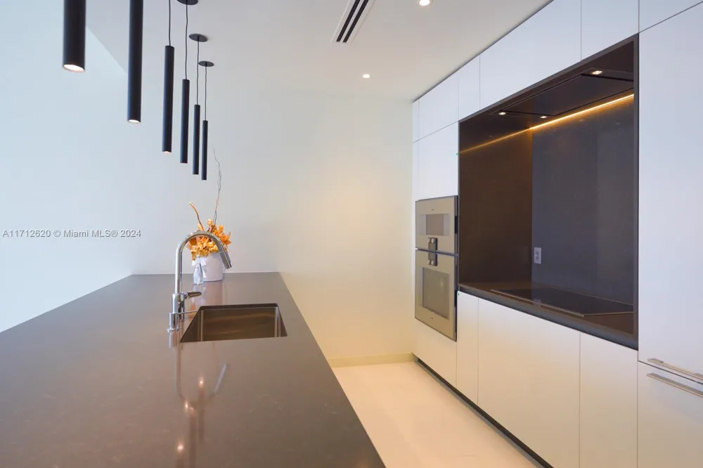 300 Biscayne Boulevard Way #1806 Miami, FL 33131