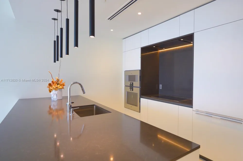 300 Biscayne Boulevard Way #1806 Miami, FL 33131