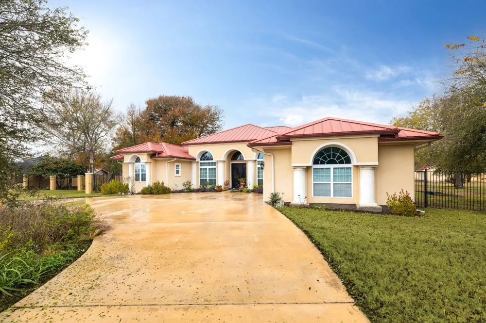 1202 Sierra Vista Cove Lockhart, TX 78644