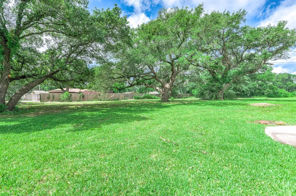 516 Brazosport Blvd South Clute, TX 77531