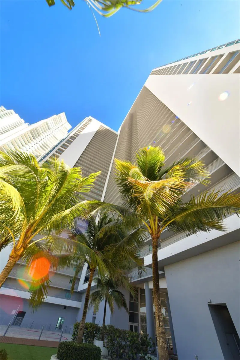 888 Biscayne Blvd #2511 Miami, FL 33132