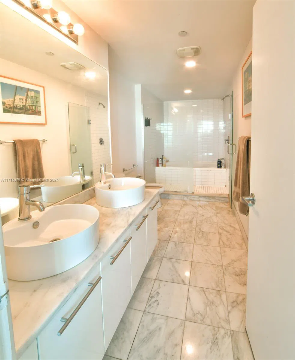 888 Biscayne Blvd #2511 Miami, FL 33132