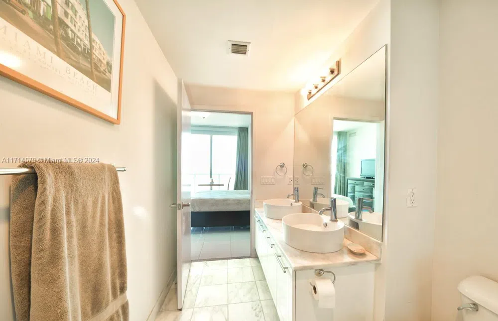 888 Biscayne Blvd #2511 Miami, FL 33132