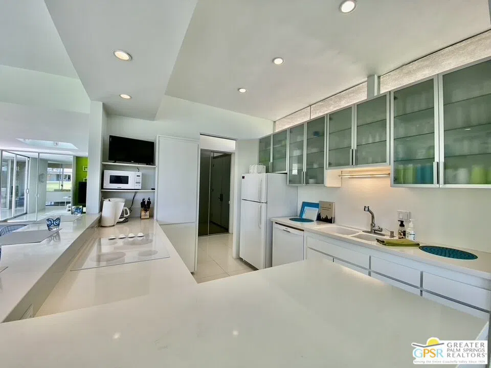 16 Lakeview Circle Palm Springs, CA 92264