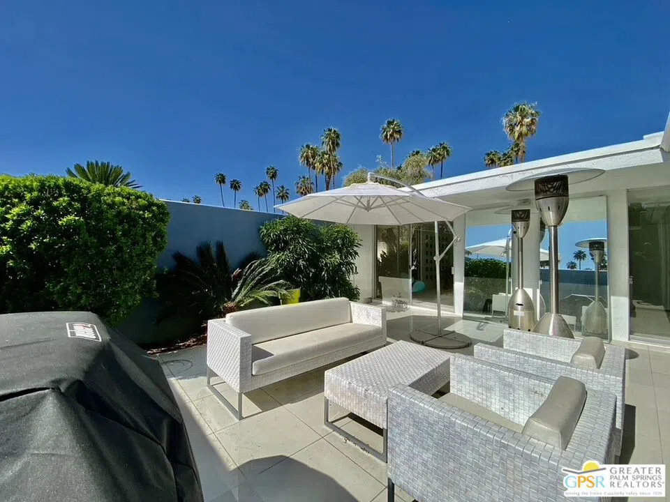 16 Lakeview Circle Palm Springs, CA 92264
