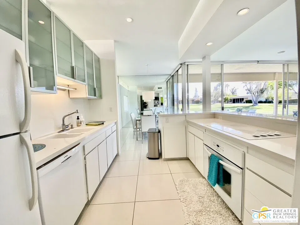 16 Lakeview Circle Palm Springs, CA 92264