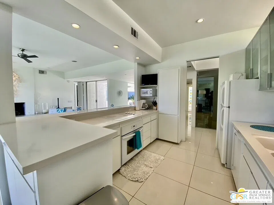 16 Lakeview Circle Palm Springs, CA 92264