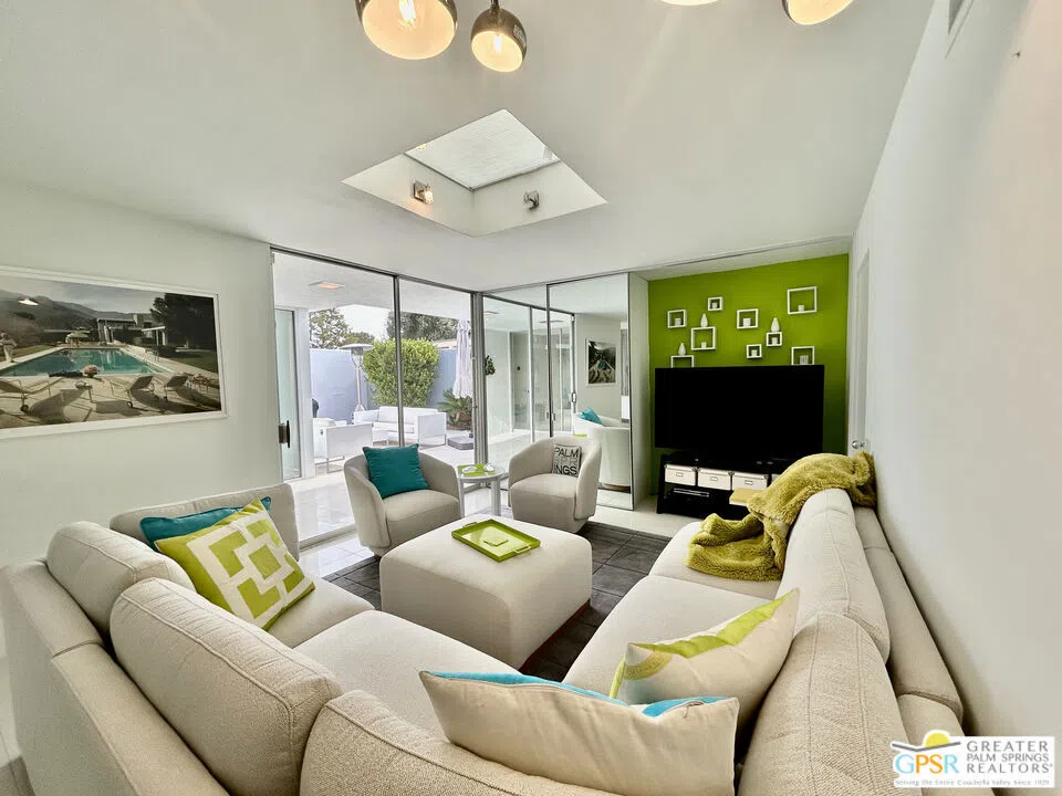 16 Lakeview Circle Palm Springs, CA 92264