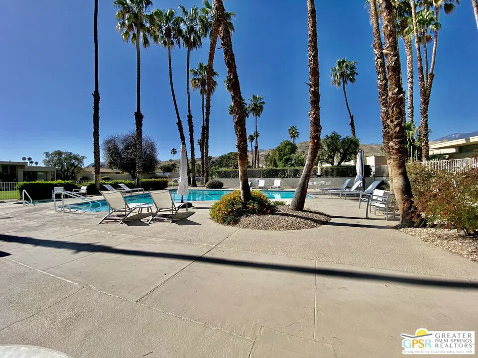 16 Lakeview Circle Palm Springs, CA 92264