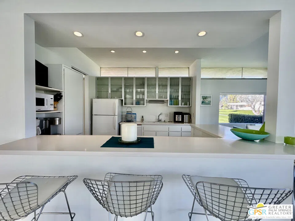 16 Lakeview Circle Palm Springs, CA 92264