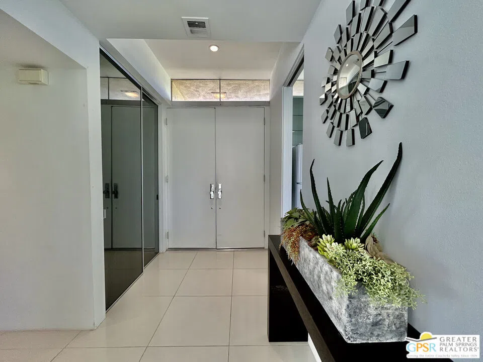 16 Lakeview Circle Palm Springs, CA 92264