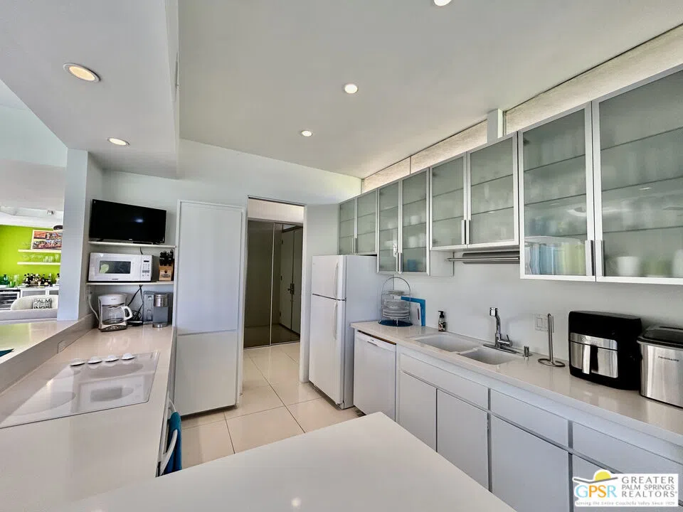 16 Lakeview Circle Palm Springs, CA 92264
