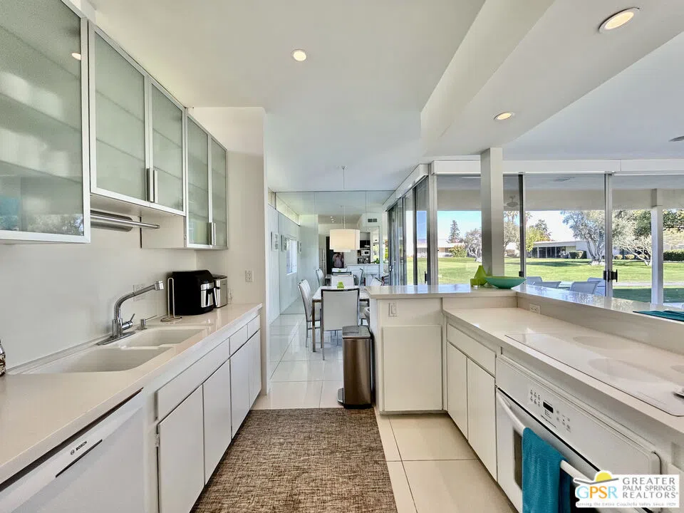 16 Lakeview Circle Palm Springs, CA 92264
