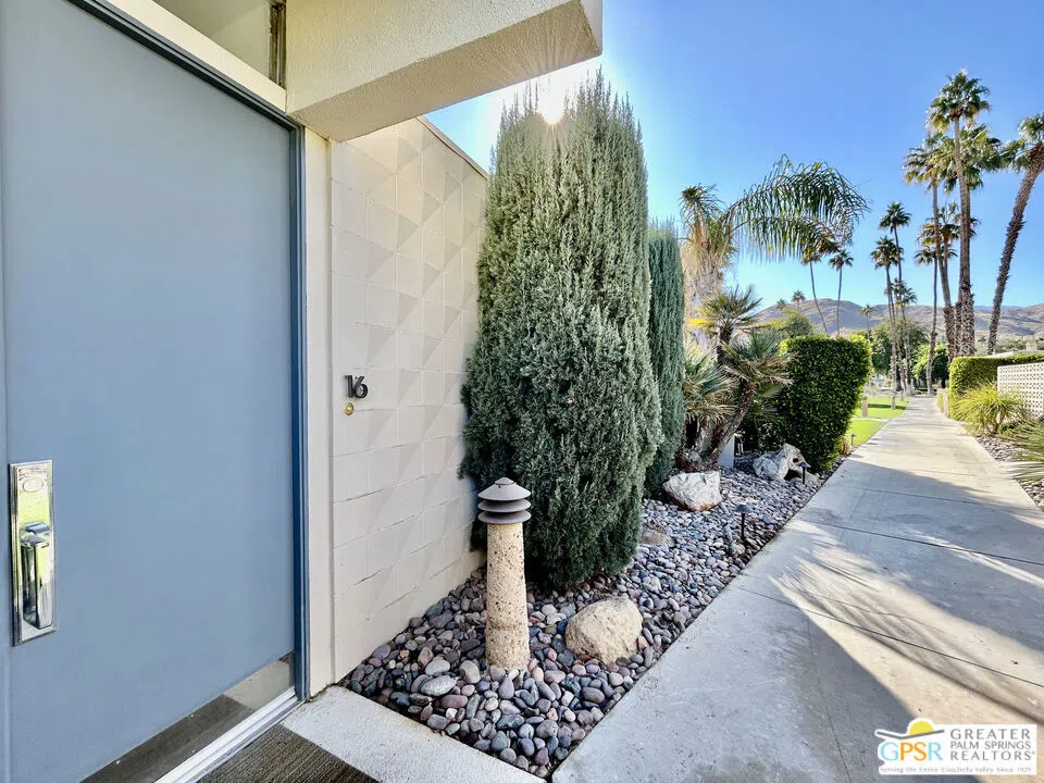 16 Lakeview Circle Palm Springs, CA 92264