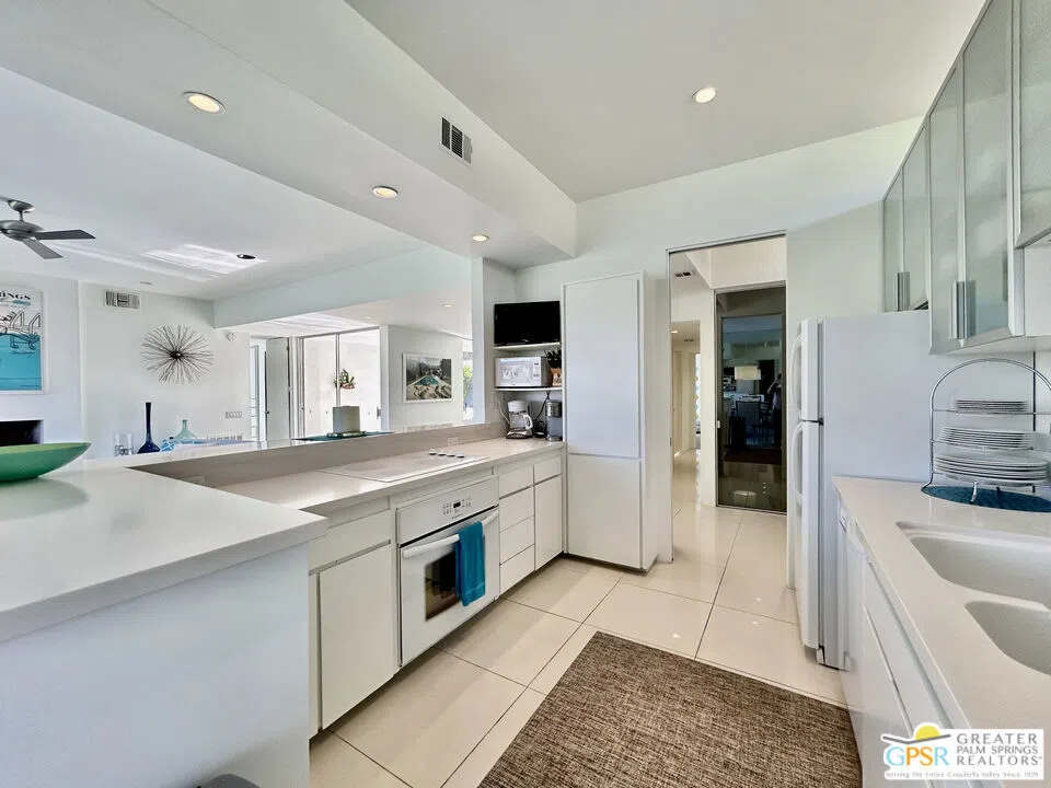 16 Lakeview Circle Palm Springs, CA 92264