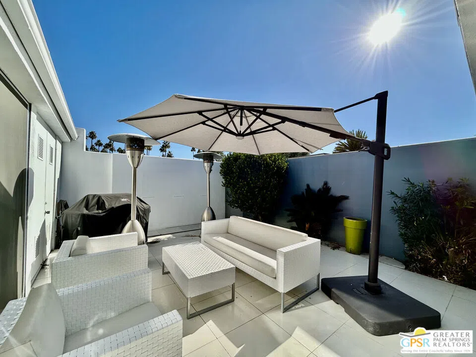 16 Lakeview Circle Palm Springs, CA 92264