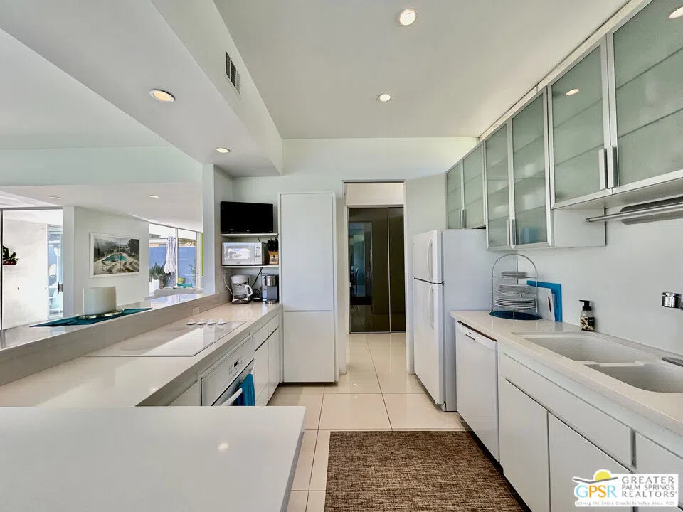16 Lakeview Circle Palm Springs, CA 92264