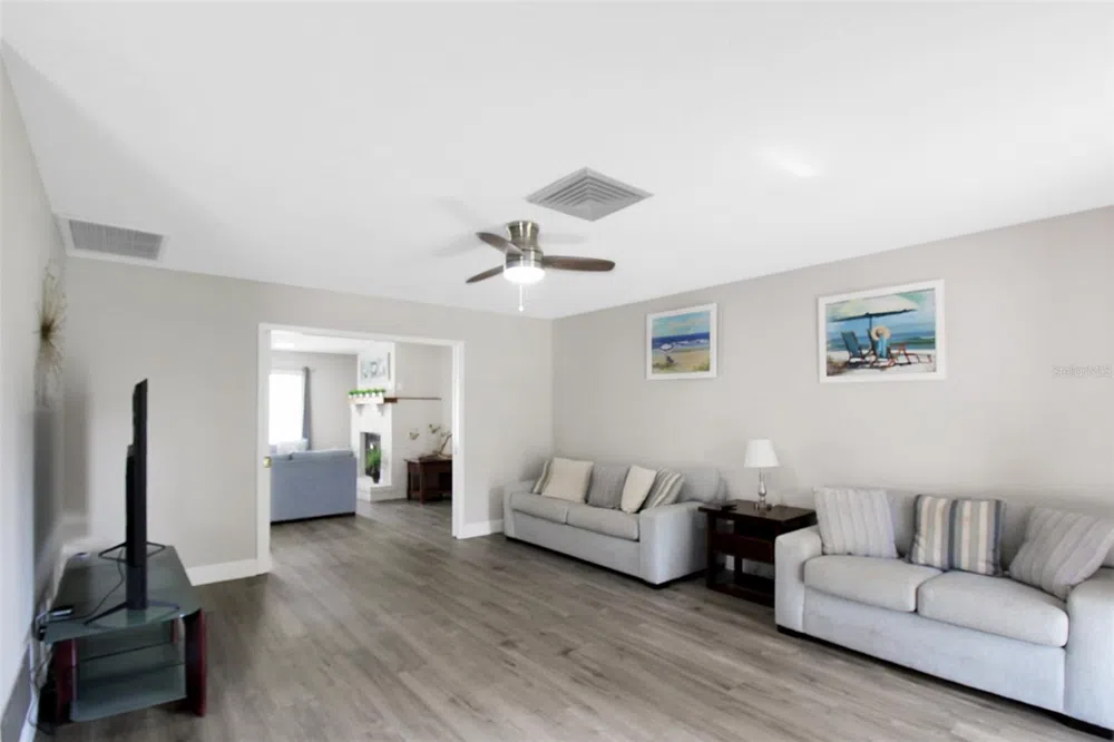 1127 DE LEO DRIVE Sarasota, FL 34243
