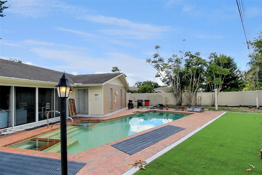 1127 DE LEO DRIVE Sarasota, FL 34243