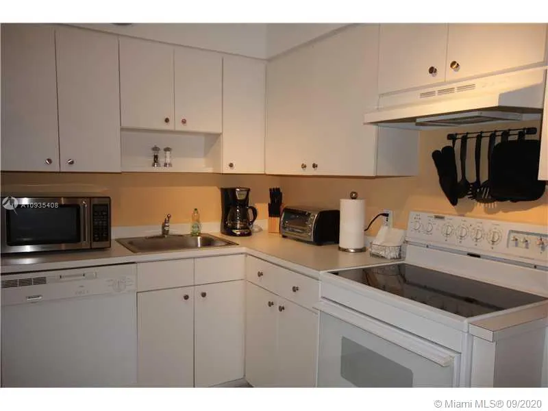 5161 COLLINS AV #508 Miami Beach, FL 33140