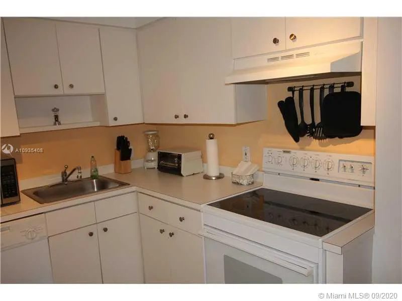 5161 COLLINS AV #508 Miami Beach, FL 33140
