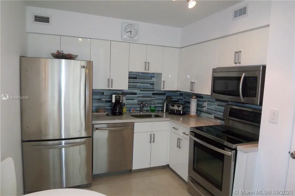 5161 COLLINS AV #806 Miami Beach, FL 33140