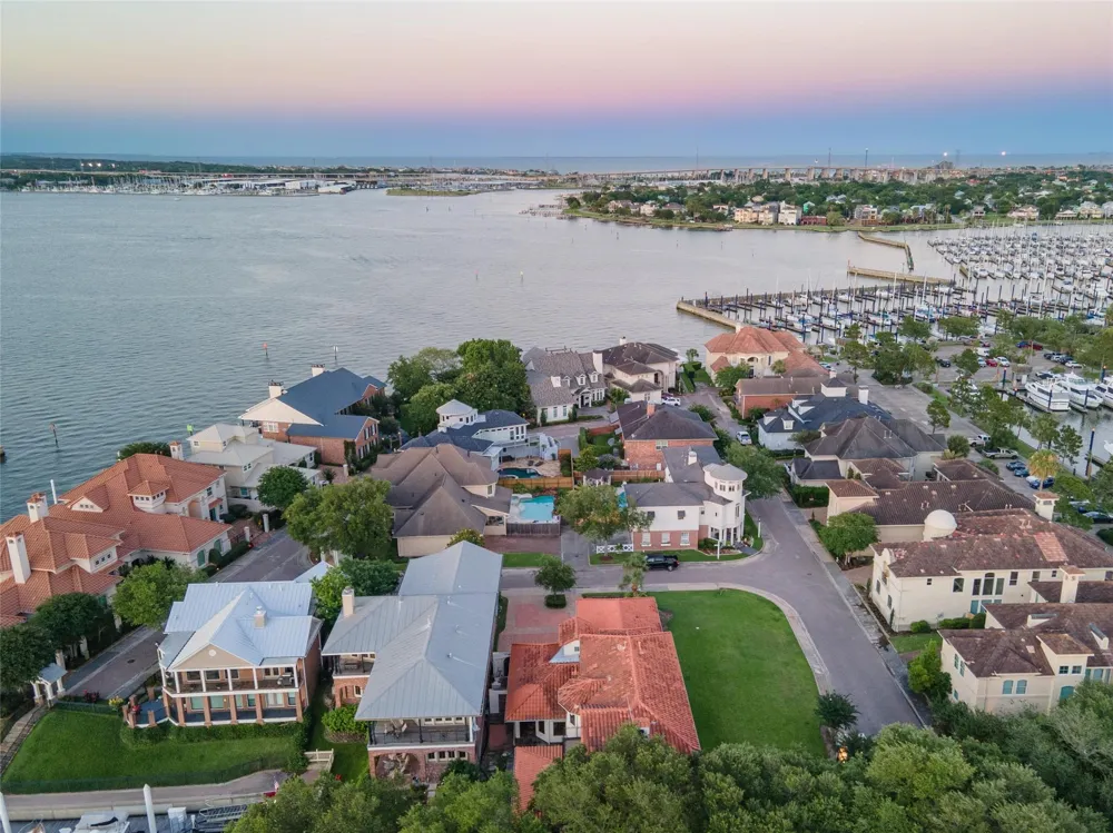19 Mariners Lane Kemah, TX 77565