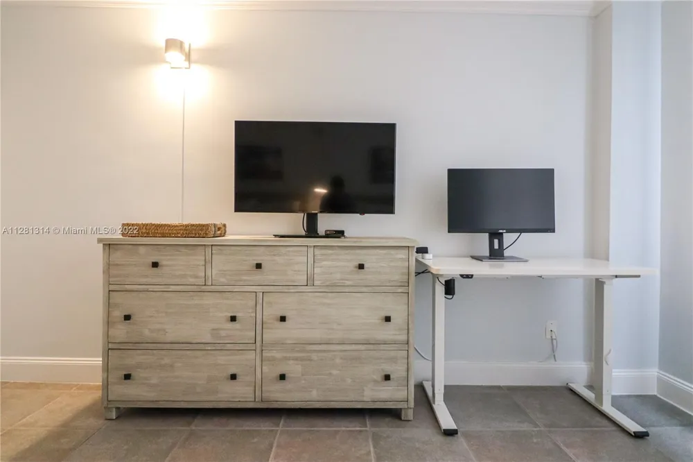 5161 Collins Ave #404 Miami Beach, FL 33140