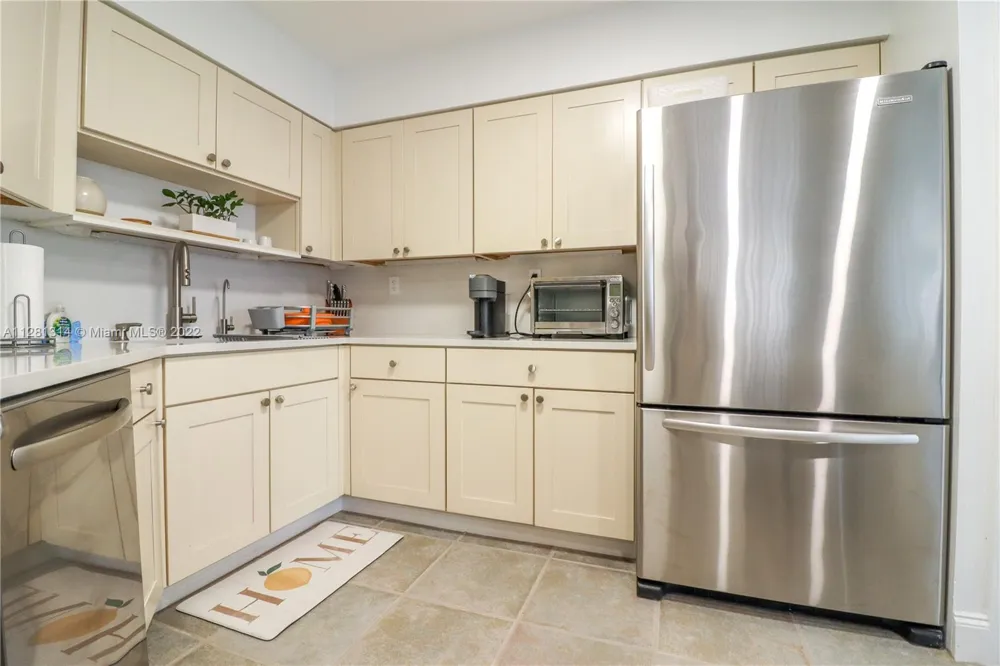 5161 Collins Ave #404 Miami Beach, FL 33140