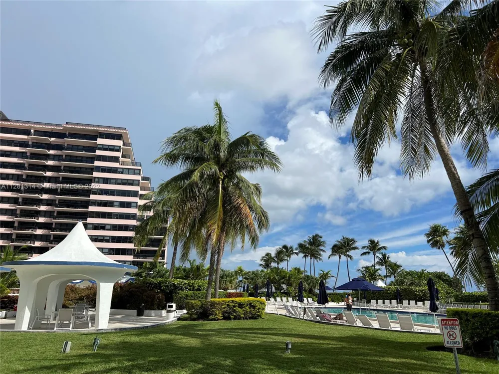 5161 Collins Ave #404 Miami Beach, FL 33140