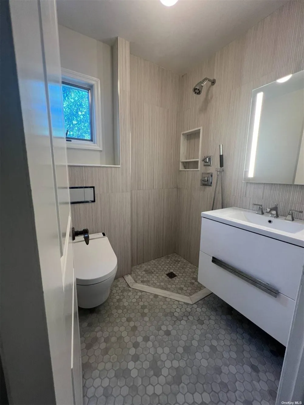 686 Hill Street Southampton, NY 11968