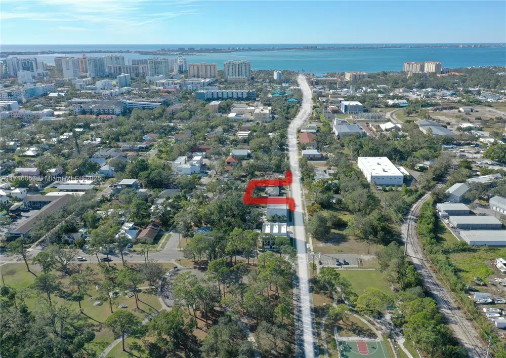 1744 10th st Sarasota, FL 34236