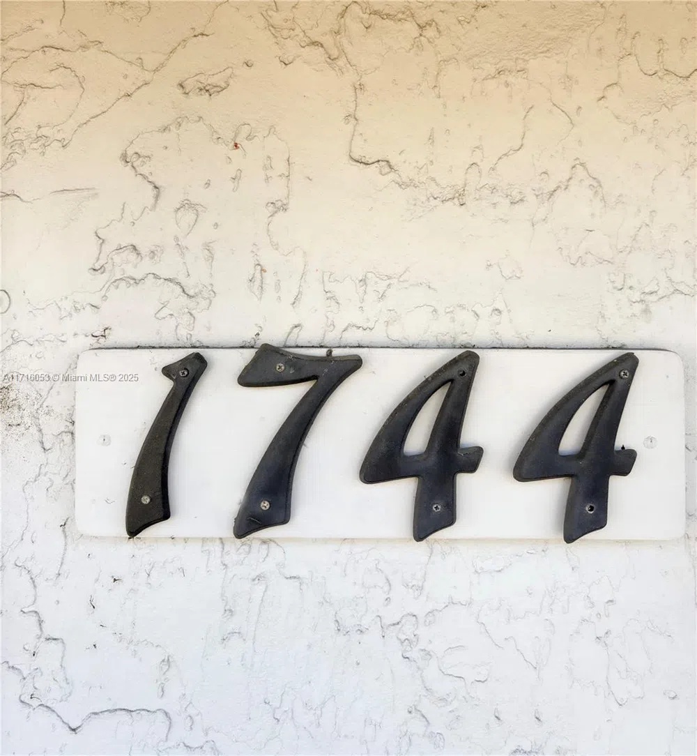 1744 10th st Sarasota, FL 34236
