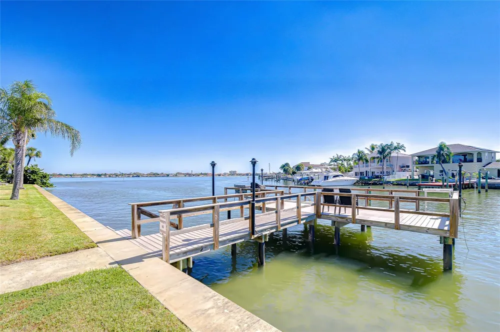 1893 SHORE DRIVE S #206 South Pasadena, FL 33707